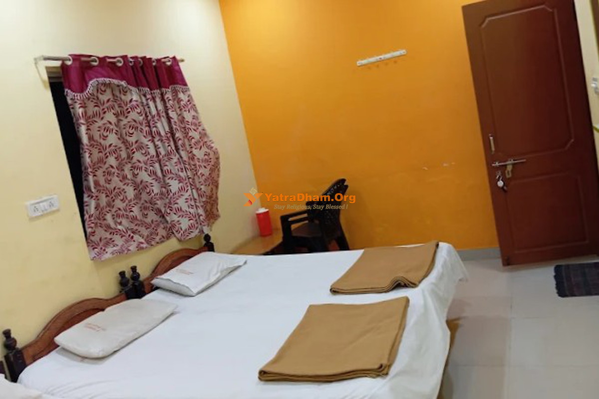 Om Datta Lodge Ganagapur Room
