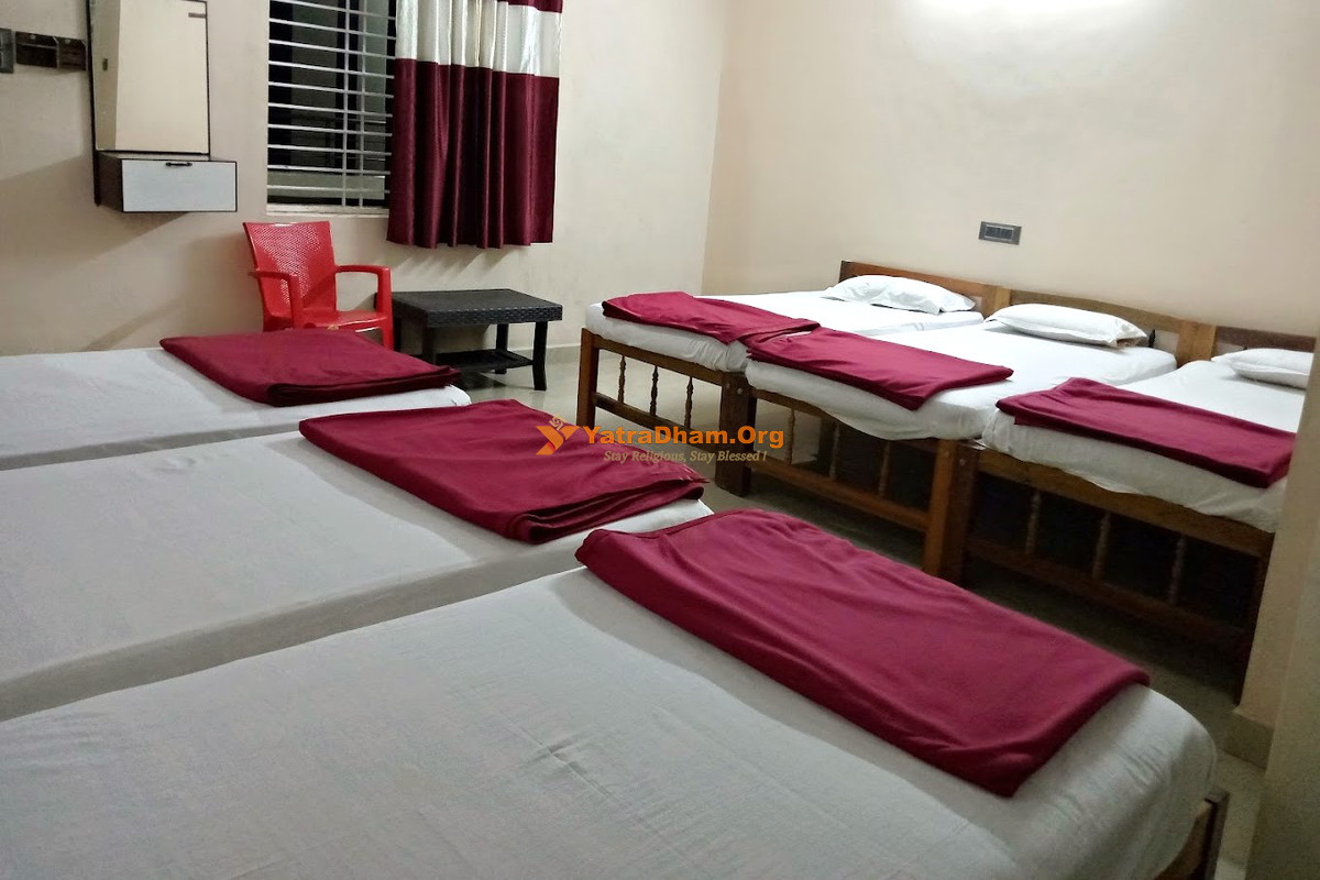 Murudeshwar Hotel Kamats Yatri 6 Bed Room View