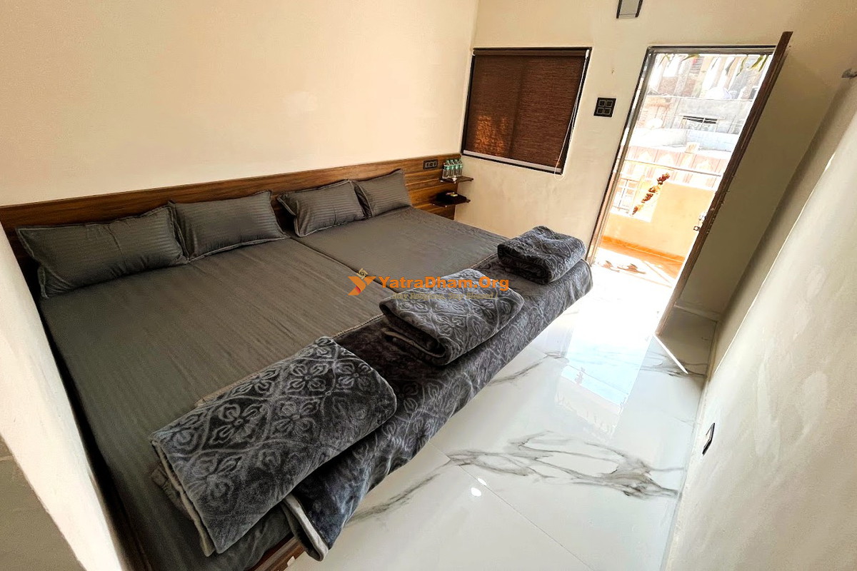 Saptashrungi Matoshree Guest House 4 Bed Room 