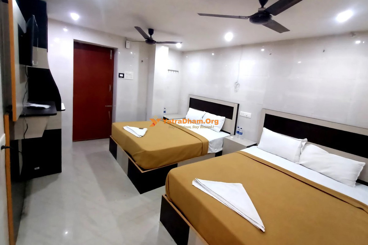 Srirathan Temple View Inn - Thanjavur 3 Bed Room View
