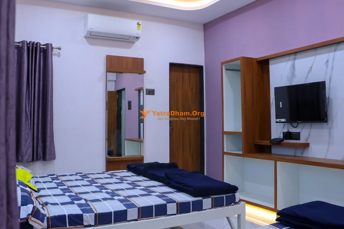 Laxman AC Lodge Jejuri Room
