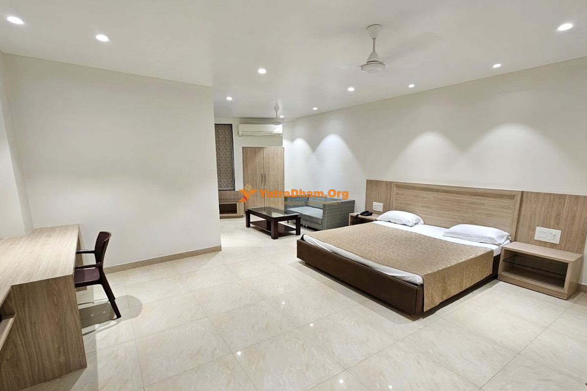 Bagla Atithi Bhawan Varanasi 2 Bed Deluxe AC Room