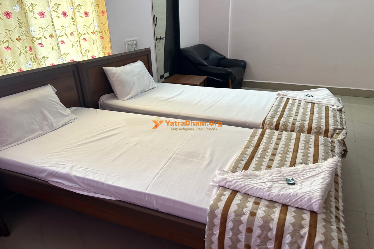 108 Bhakt Niwas Tuljapur 2 Bed VIP AC Room 