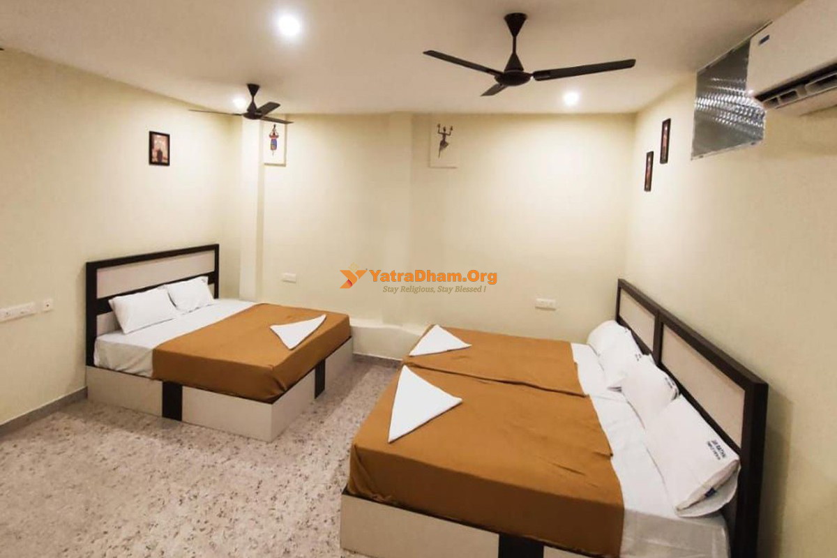 Srirathan Temple View Inn - Thanjavur 3 Bed Room View