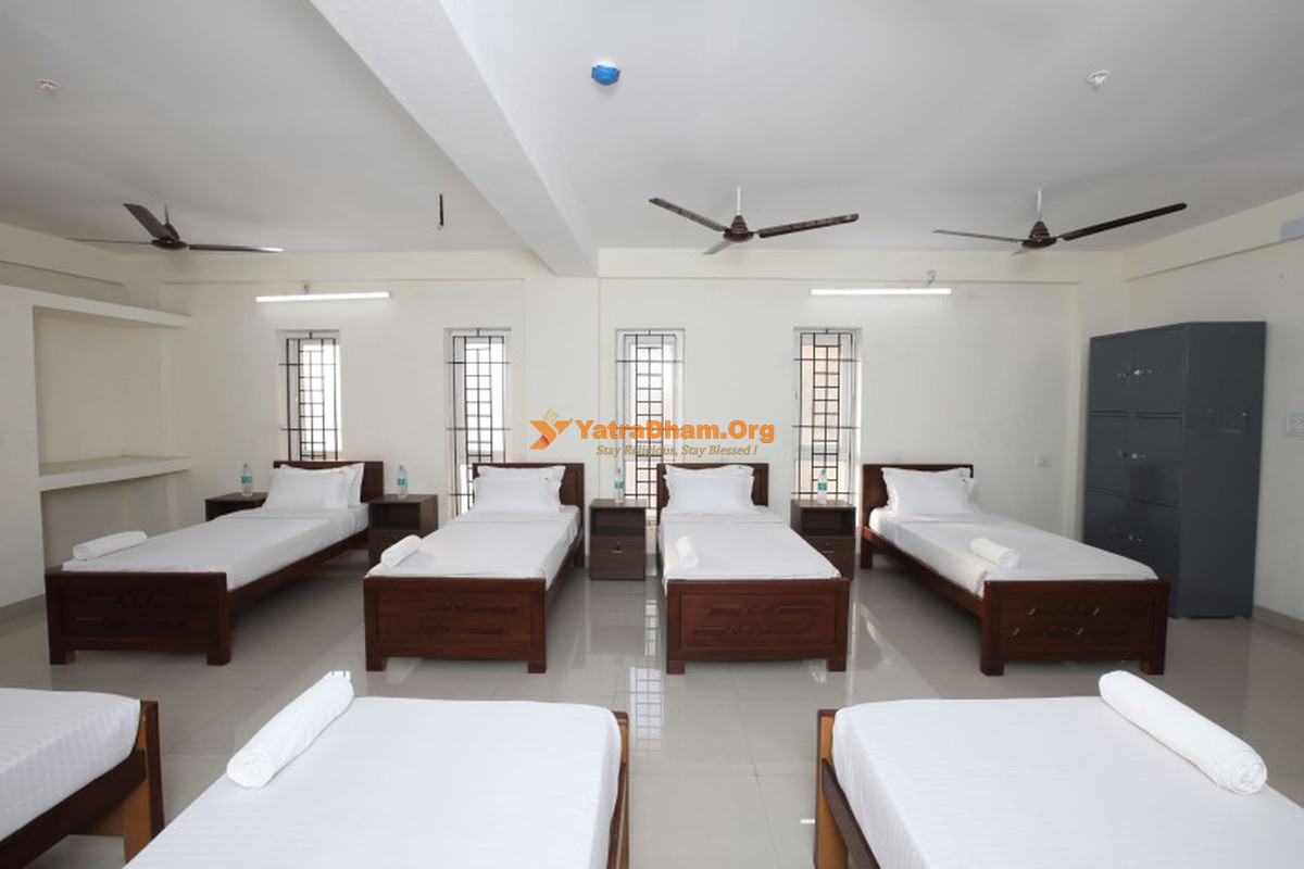Hotel Aalayam Yatri Nivas Kanchipuram 7 Bed Deluxe AC Family Room