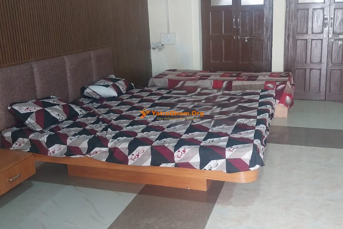 Sindhiya Dharamshala Ujjain 3 Bed AC Room View