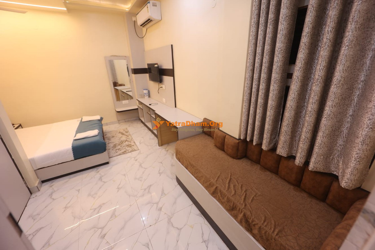 Radhey Krishna P. Guest House Varanasi 2 Bed AC Deluxe Room View