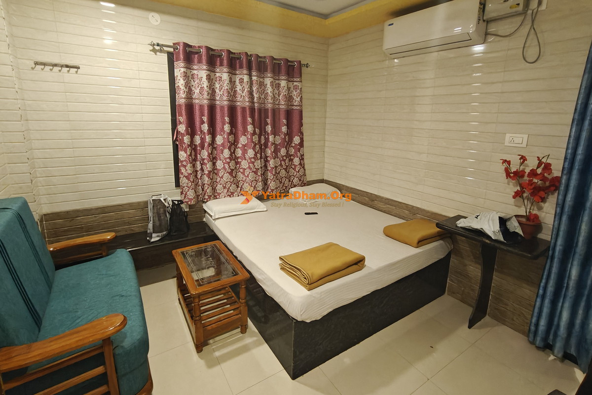 V.K.C. Guru Prasada Residential Lodge - Mantralayam