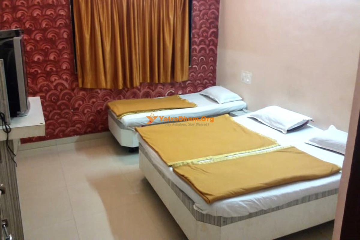 Hotel Om Sai Shirdi 3 Bed Room