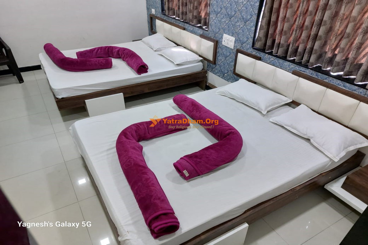 Somnath Hotel Shree Rudraksh (Near Somnath Temple) 3 Bed Room