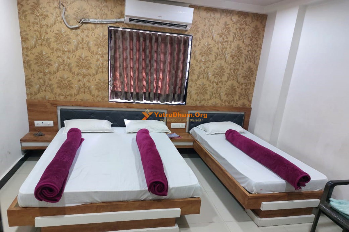 Somnath Hotel Shree Rudraksh (Near Somnath Temple) 3 Bed Room