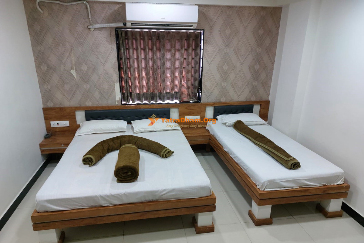 Somnath Hotel Shree Rudraksh (Near Somnath Temple) 3 Bed Room