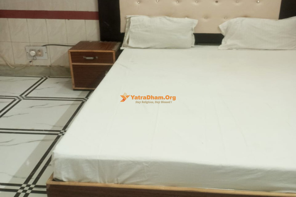 Girdhar Morari Gujarat Samaj Vrindavan 2 Bed Room