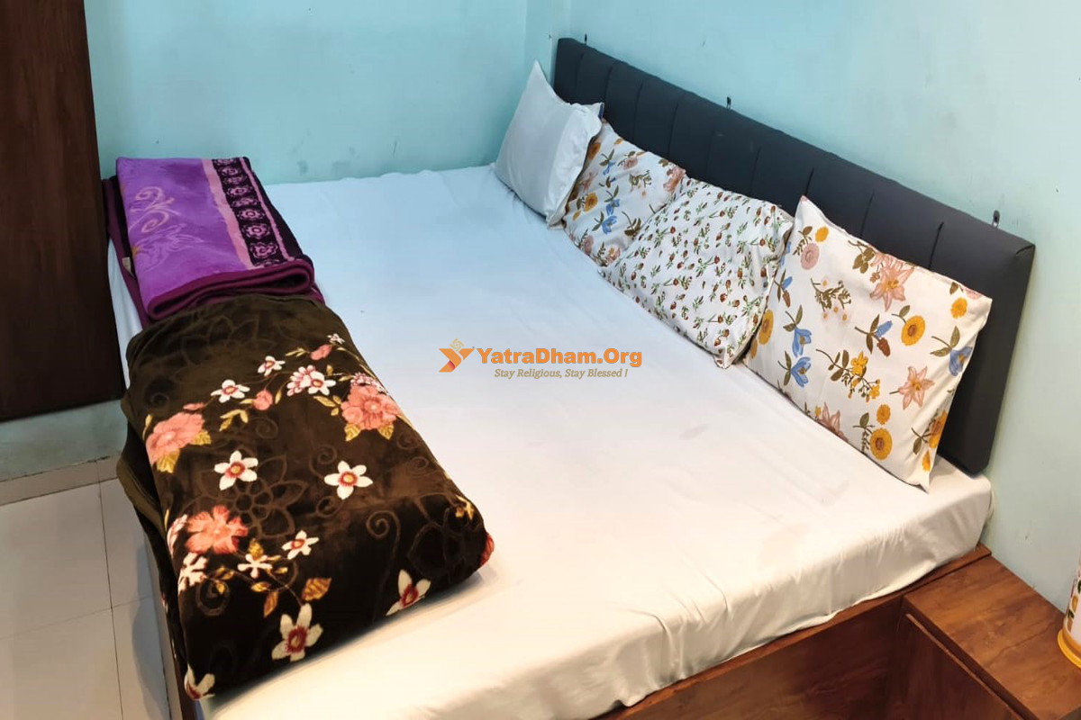 Shree Ishan Dev Ashram Varanasi Room