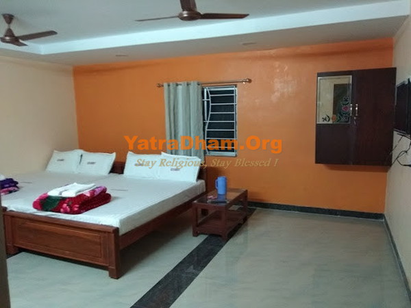 Geetan Residence Thirunallar Room
