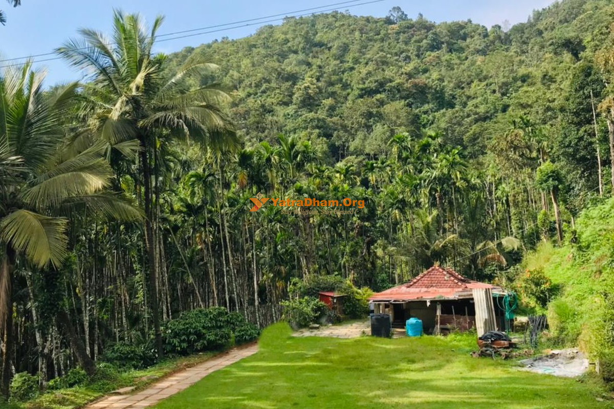 Makkhihaali Stay Hornadu Outside
