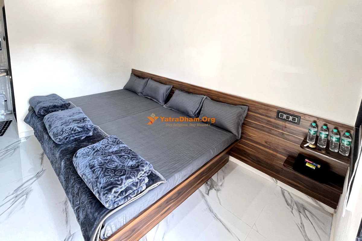 Saptashrungi Matoshree Guest House 4 Bed Room 