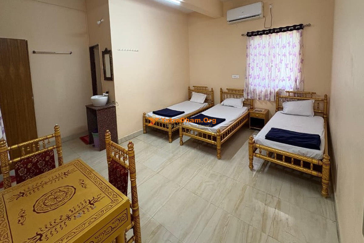 ISKCON Chandrabhaga Guest House Pandharpur 3 Bed Room
