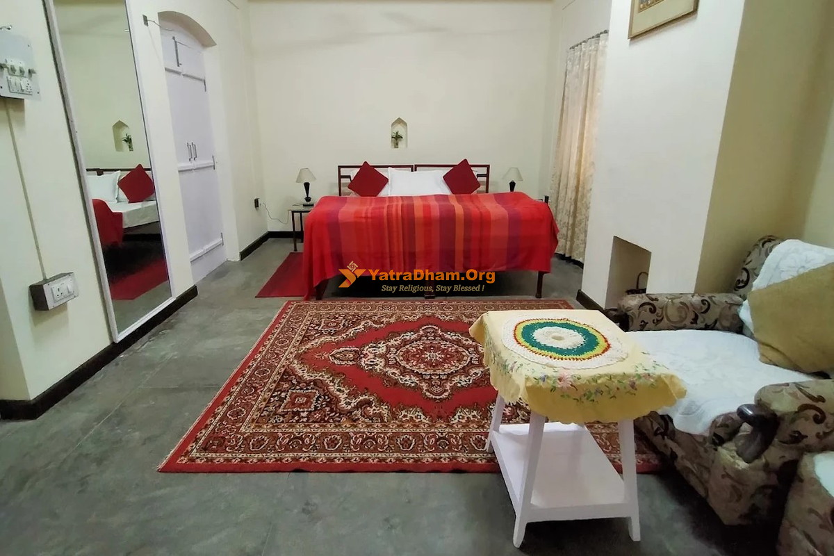 Naurang Yatri Niwas Garli 2 Bed VIP AC Room View
