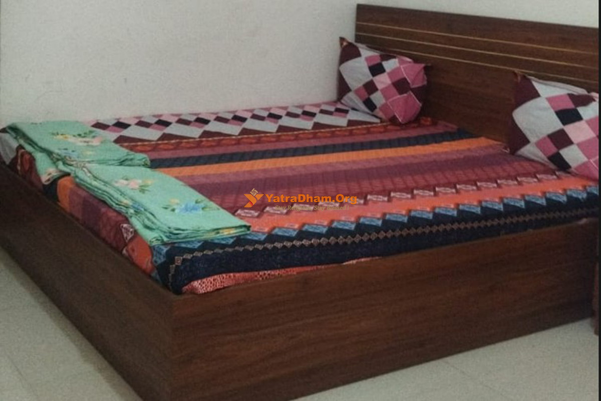Shri Lalitamba Niketan Ashram Chitrakoot Room
