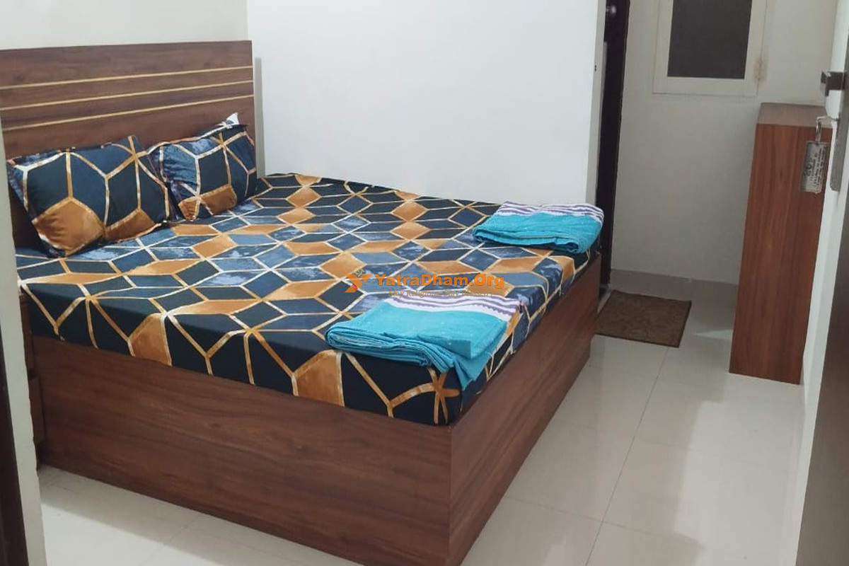 Shri Lalitamba Niketan Ashram Chitrakoot Room