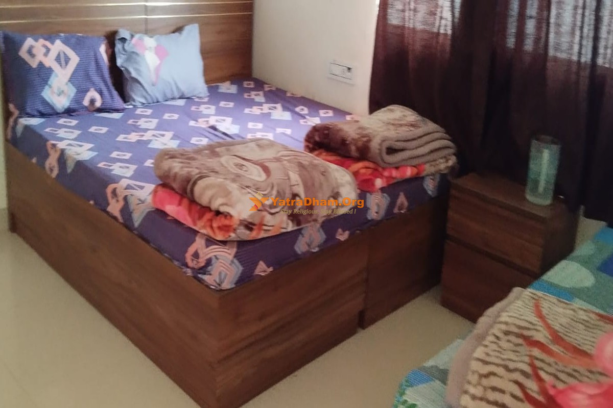 Shri Lalitamba Niketan Ashram Chitrakoot Room