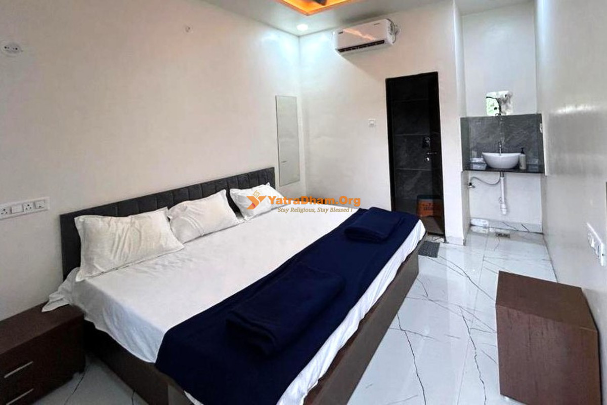 Moreshwar Pride and Residency Grishneshwar Room