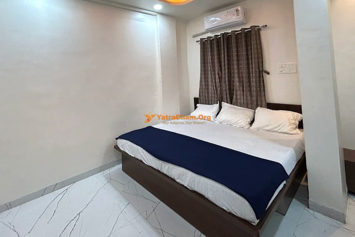 Moreshwar Pride and Residency Grishneshwar Room