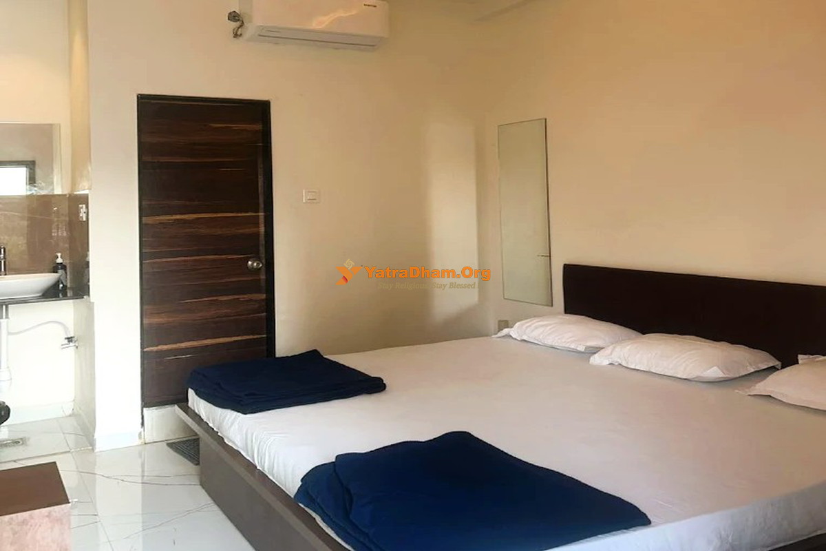 Moreshwar Pride and Residency Grishneshwar Room