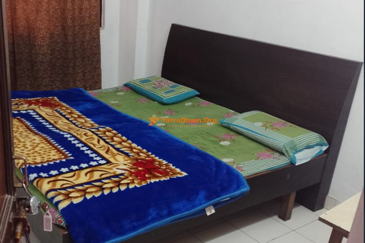 Abhinandan Yatri Niwas Lucknow Room