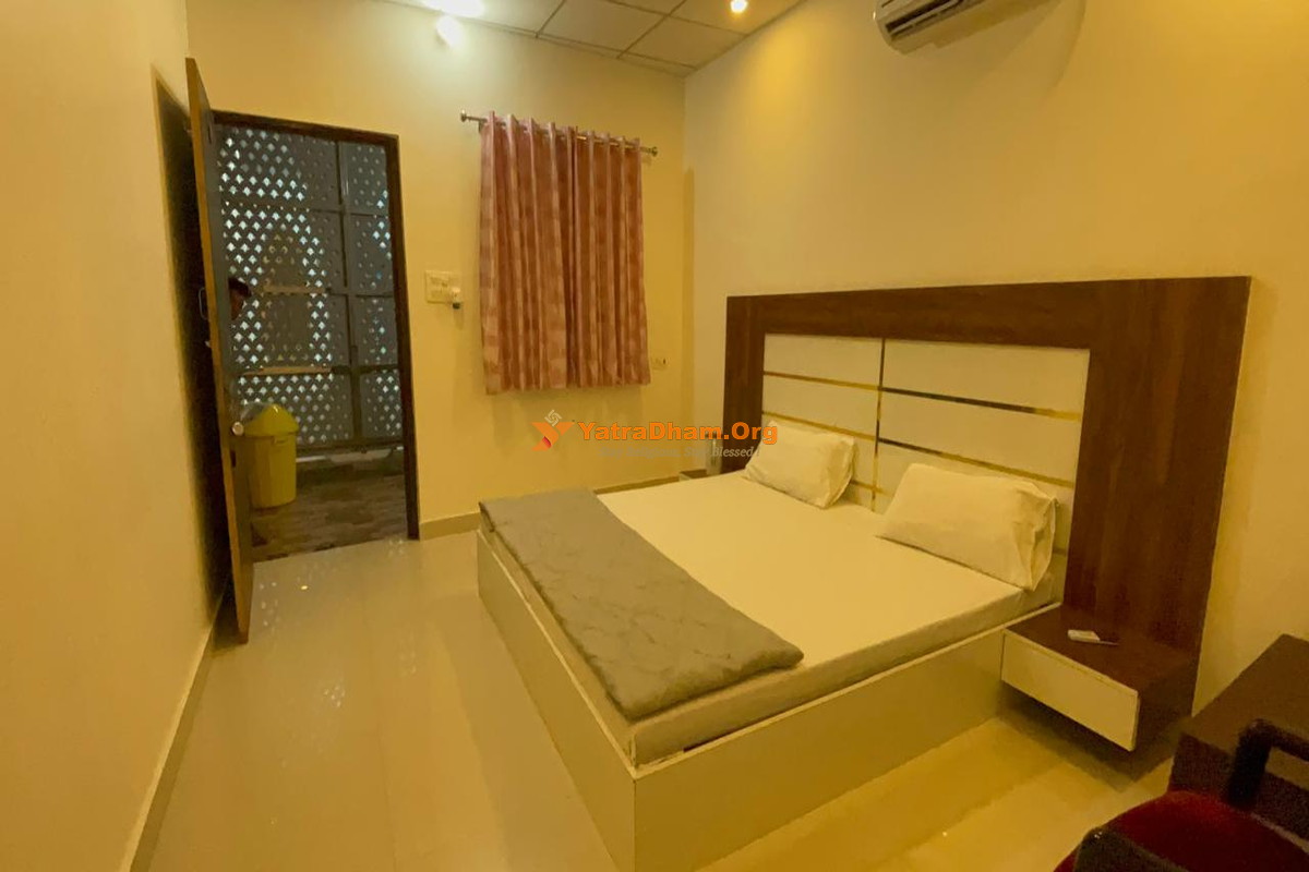 Bhuma Adhyatm Peeth Varanasi Room