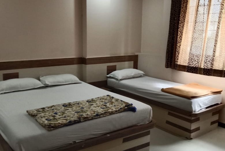 Shirdi Sri Kalahastheeshwara Arya Vysya Vasavi Nithyanna Satram Trust Room