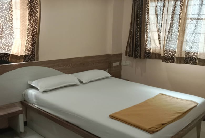 Shirdi Sri Kalahastheeshwara Arya Vysya Vasavi Nithyanna Satram Trust Room