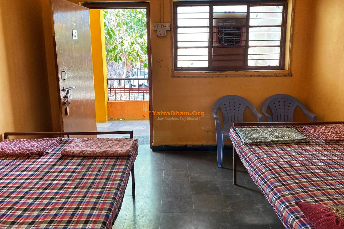 Shri Yogiraj Prabhuraj Dandawate Maharaj Math Ganagapur Room