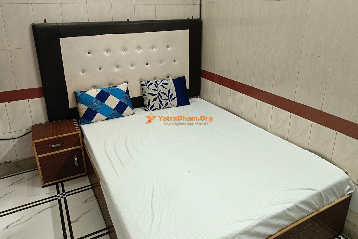 Girdhar Morari Gujarat Samaj Vrindavan 2 Bed Room