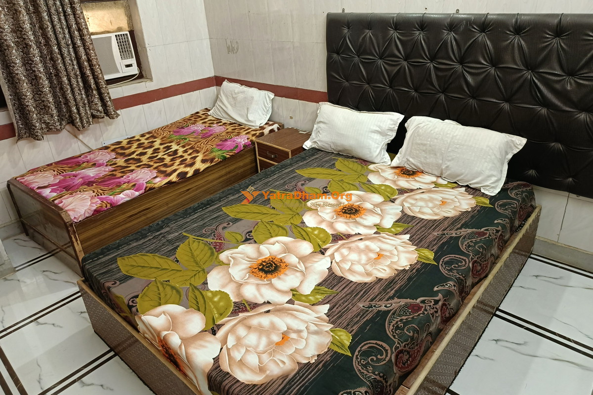 Girdhar Morari Gujarat Samaj Vrindavan 3 Bed Room