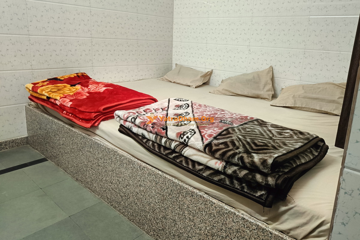 Tikaram Dharamshala (Delhi Wale) Khatu Room 