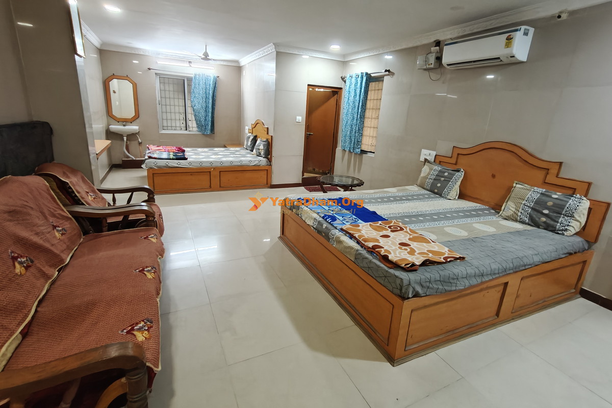 Sri Guru Vathsalya Lodge Mantralayam 5 Bed Suite Room View