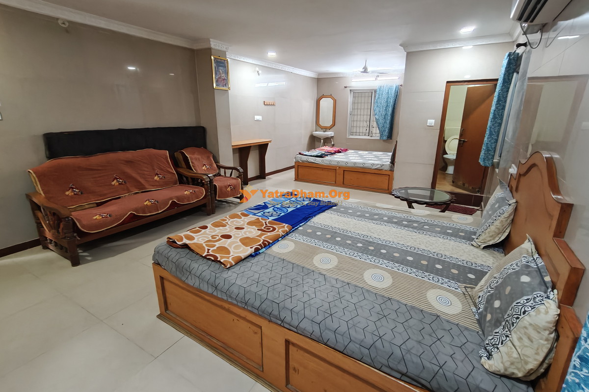 Sri Guru Vathsalya Lodge Mantralayam 5 Bed Suite Room View