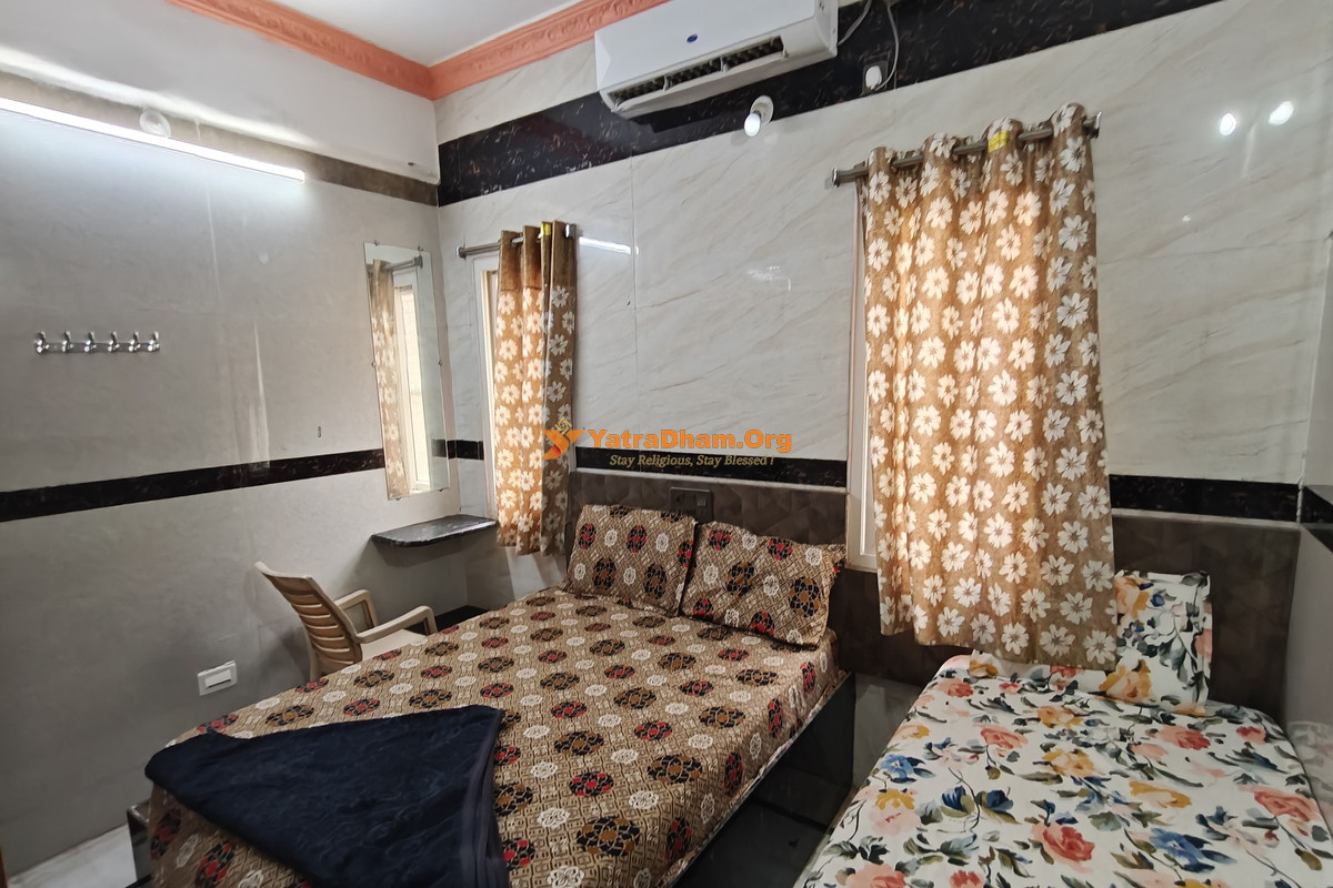 Sri Guru Brundavan Hotel Mantralayam 3 Bed Room