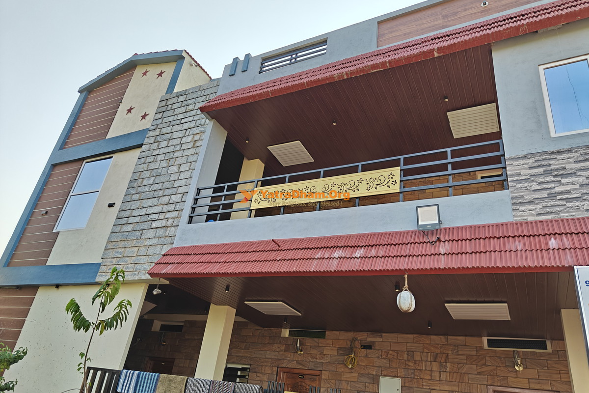 Suresh Guest House Hampi (Commercial Street) Building