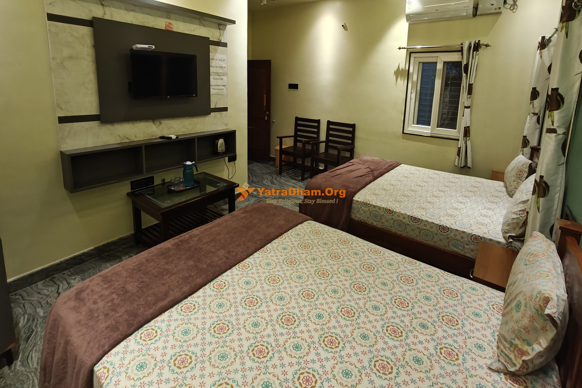 Anu Paradise Hampi (Commercial Street) 4 Bed Room
