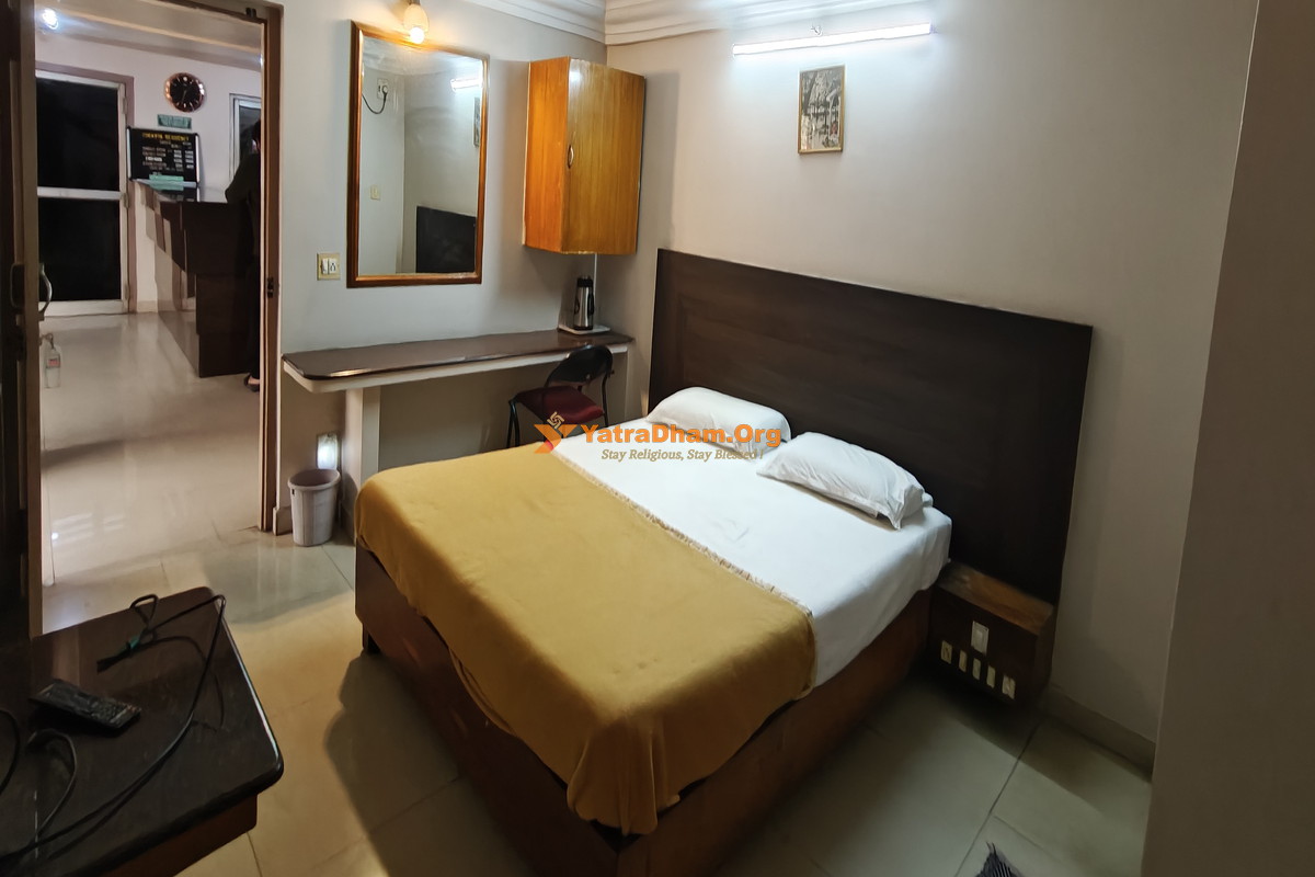 Sri Iswarya Residency Lodge Rajahmundry 3 Bed Room
