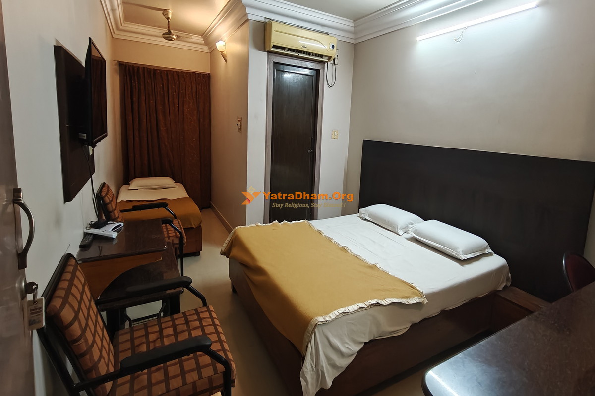 Sri Iswarya Residency Lodge Rajahmundry 3 Bed Room