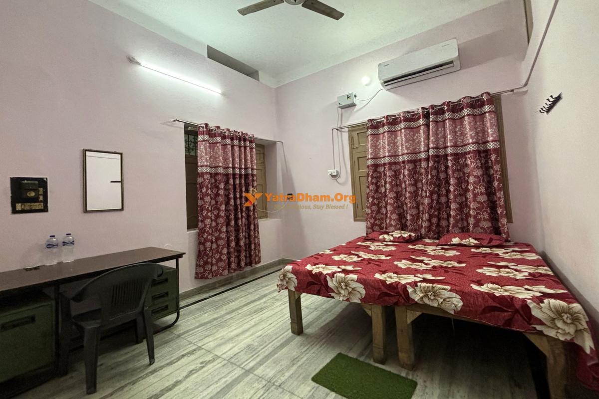 Vishwa Deva Atithi Griha Varanasi 2 Bed AC Room