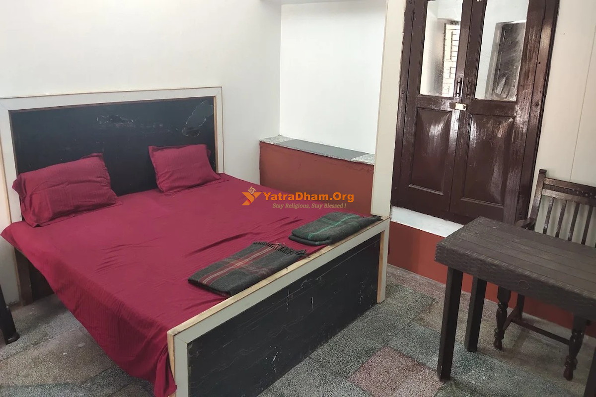 Bhajan Ashram Rishikesh Room