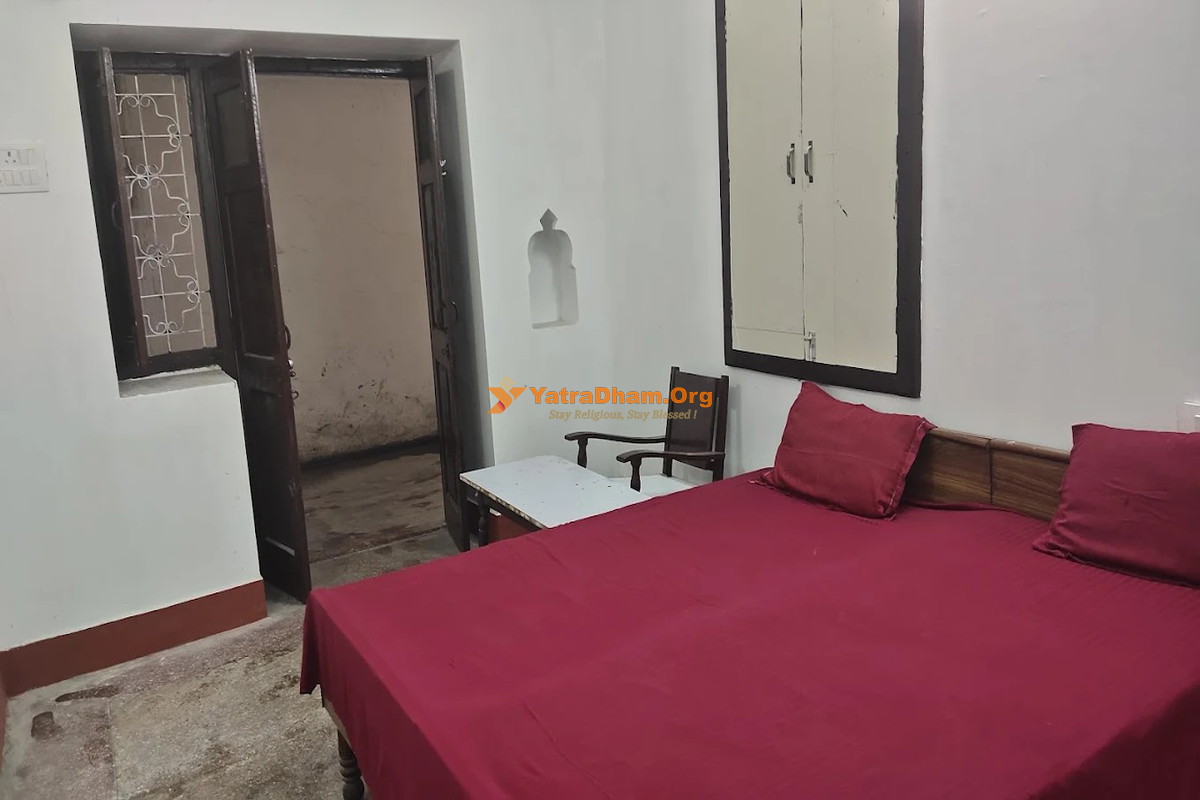 Bhajan Ashram Rishikesh Room