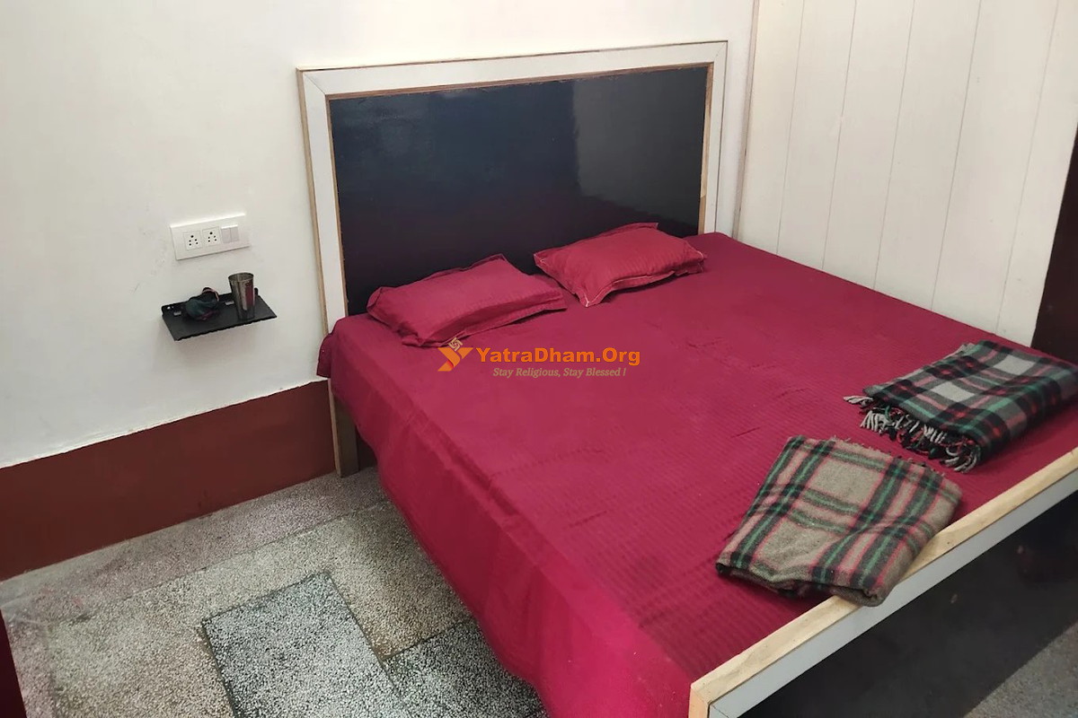 Bhajan Ashram Rishikesh Room