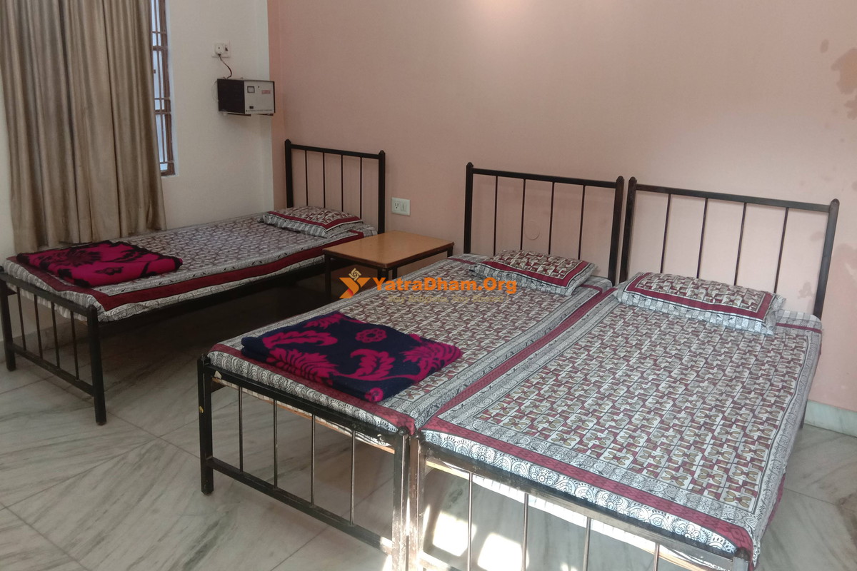 Shri Krishna Dharamshala Varanasi 3 Bed Room