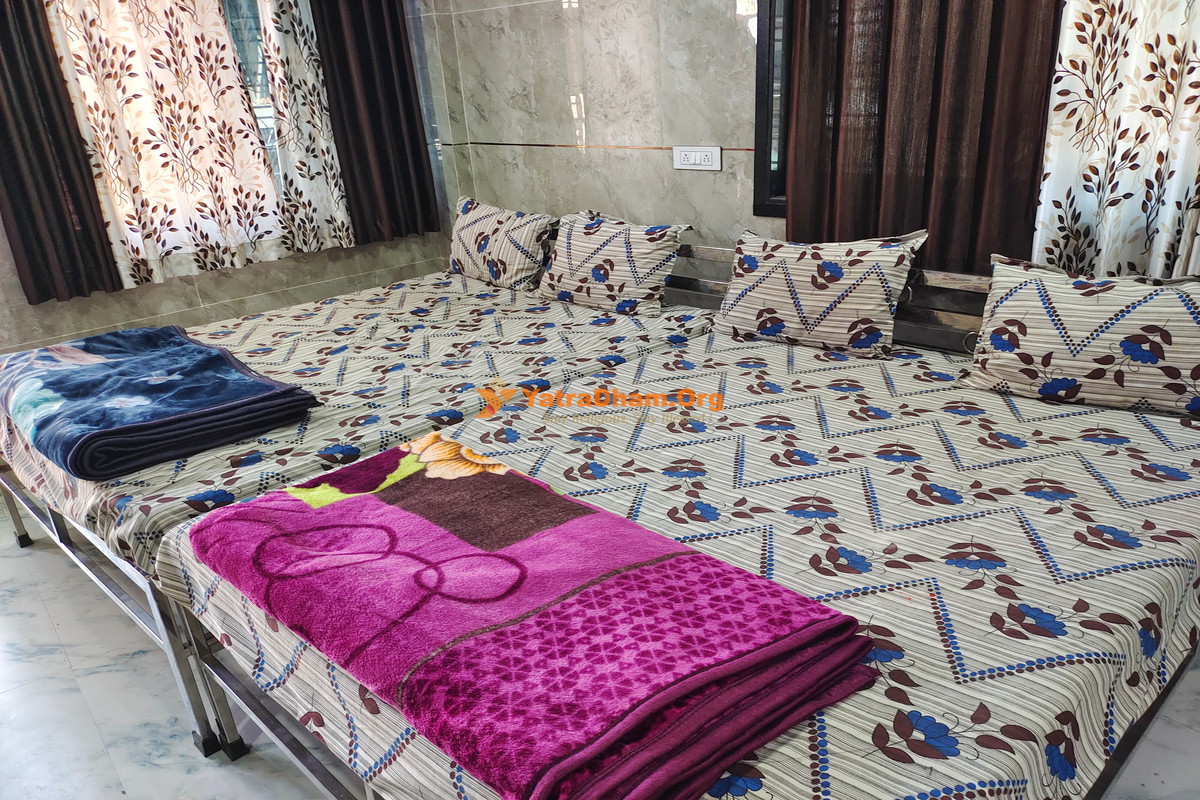 Saptashrungi Hotel Shiv Gorakh 4 Bed Room 